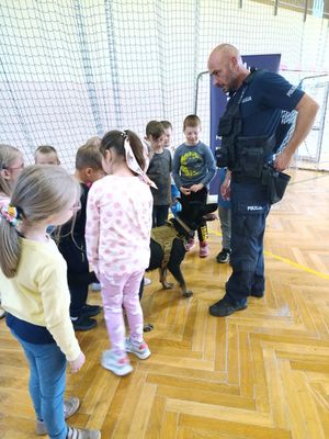 Na zdjęciu policjanci na spotkaniu z pierwszoklasistami.