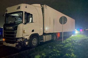 Na zdjęciu dostawcza scania z uszkodzonym lewym narożem kabiny.