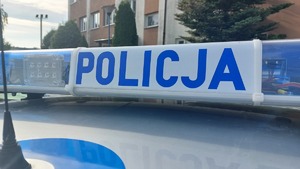 Na zdjęciu belka policyjnego radiowozu z napisem policja.