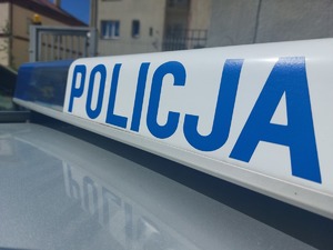 Na zdjęciu belka policyjnego radiowozu z napisem policja.