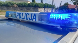 Na zdjęciu belka policyjnego radiowozu z napisem policja.