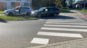 Na zdjeciu policyjny radiowóz, za nim pojazd marki skoda, obok na ziemi leży rower.