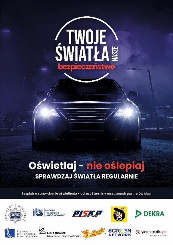 Na zdjęciu napis  kampanii „Twoje Światła – Nasze Bezpieczeństwo”, która ma na celu zwrócenie uwagi kierujących na zagrożenia związane z nieprawidłowym oświetleniem pojazdów.