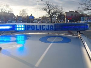 Na zdjęciu belka policyjnego radiowozu z napisem policja.