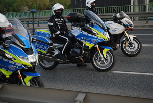 Na zdjeciu trzech umundurowanych policjantów ruchu drogowego na służbowych motocyklach.