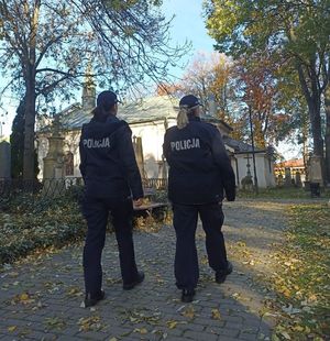 Na zdjęciu idące tyłem dwie umundurowane policjantki.