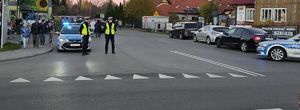 Na zdjęciu dwóch umundurowanych policjantów ruchu drogowego.