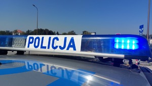 Na zdjęciu belka policyjnego radiowozu z napisem policja.