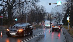 Na zdjęciu pojazd marki mercedes, policyjny ambulans i inne pojazdy.