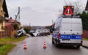 Na zdjęciu pojazdy biorące udział w zdarzeniu drogowy w Nowym Kamieniu oraz ambulans ekipy wypadkowej ruchu drogowego rzeszowskiej komendy.