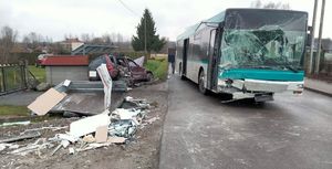Na zdjęciu uszkodzony autobus man z rozbitą szybą, po lewej stronie uszkodzony pojazd koloru bordowego.