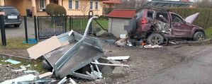 Na zdjęciu uszkodzony  pojazd koloru bordowego.