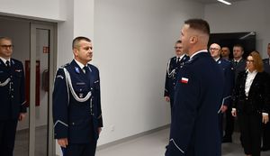 Na zdjęciu przodem stoi pełniący obowiązki Komendanta Miejskiego Policji w Rzeszowie mł. insp. Marek Pietrykowski, przed nim podkomisarz Piotr Bednarek. Z tyłu mł. insp. Rafał Dryś, pełniący obowiązki I Zastępcy Komendanta Miejskiego Policji w Rzeszowie. Z prawej strony w dwuszeregu kadra kierownicza rzeszowskiej komendy.