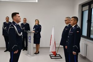 Na zdjęciu p.o.Zastępcy Komendanta Miejskiego Policji w Rzeszowie podinsp. Maciej Gawryś składa meldunek p.o. Komendanta Miejskiego Policji w Rzeszowie mł. insp. Markowi Pietrykowskiemu. W tle funkcjonariusze komendy miejskiej.