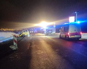 Na zdjeciu policyjny radiowóz oraz uszkodzony pojazd.