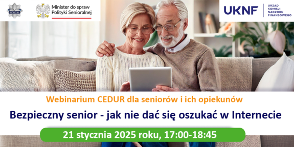 Na zdjeciu senior na sofie obejmuje seniorkę. Oboje uśmiechnięci partzą w ekran laptopa.