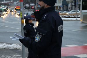 Na zdjęciu umundurowani policjanci.