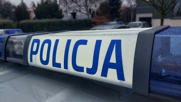 Na zdjęciu belka policyjnego radiowozu z napisem policja.