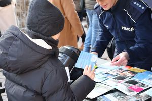 Na zdjęciu stoisko profilaktyczne policji.