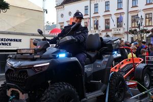 Na zdjeciu umundurowania policjantka na quadzie straży pożarnej.