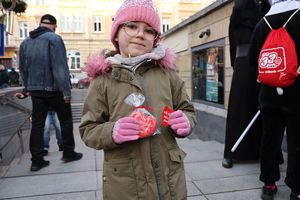 Na zdjęciu dziewczynka z serduszkami WOŚP.