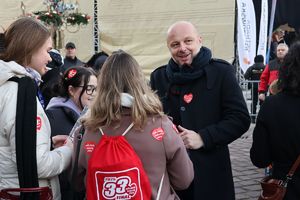 Na zdjęciu Prezydent Miasta Rzeszowa Konrad Fijołek z wolontariuszami WOŚP.