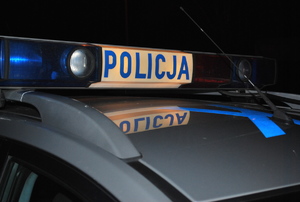 Na zdjęciu belka policyjnego radiowozu z napisem policja.
