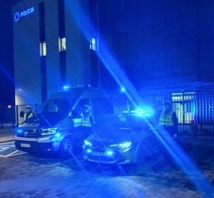 Na zdjęciu Komisariat Policji II w Rzeszowie. Przed komisariatem stoją dwa radiowozy w włączonymi światłami uprzywilejowania. Po Lewej i prawej stronie radiowozów stoją umundurowani policjanci w postawie zasadniczej, oddają hołd.