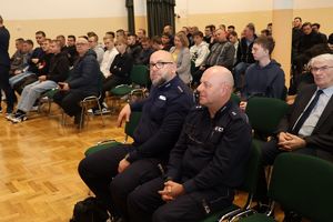 Na zdjęciu policjanci z rzeszowskiej komendy. W tle uczniowie.