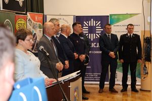 Na zdjęciu  pierwsza od lewej Halina Cygan Dyrektor Zespół Szkół Zawodowych im. Kardynała Stefana Wyszyńskiego w Dynowie obok inni zaproszeni goście.