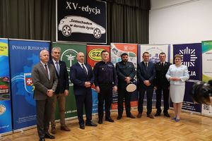 Na zdjęciu w środkowej części p.o. Zastępca Komendanta Miejskiego Policji w Rzeszowie podinsp. Maciej Gawryś, z prawej i lewej strony komendanta inni zaproszeni goście, jako ostatnia stoi Dyrektor szkoły Pani Halina Cygan.