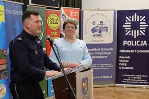 Na zdjęciu Halina Cygan Dyrektor Zespół Szkół Zawodowych im. Kardynała Stefana Wyszyńskiego w Dynowie obok niej stoi p.o. Zastępca Komendanta Miejskiego Policji w Rzeszowie podinsp. Maciej Gawryś.