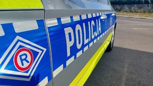Na zdjęciu znak graficzny ruchu drogowego i napis policja.