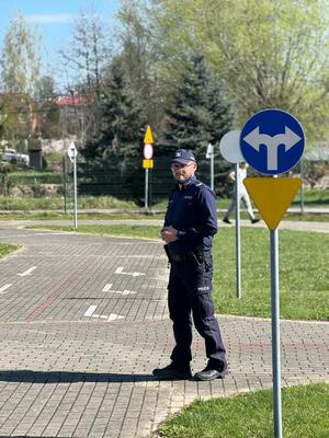 Na zdjęciu umundurowany policjant.