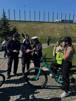 Na zdjęciu dwoje umundurowanych policjantów i młodzież biorąca udział w eliminacjach.