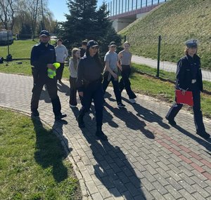 Na zdjęciu dwoje umundurowanych policjantów i młodzież biorąca udział w eliminacjach.