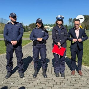 Na zdjęciu umundurowani policjanci i Dyrektor Ośrodku Sportu i Rekreacji w Głogowie Małopolskim Andrzej Zwierzchowski.