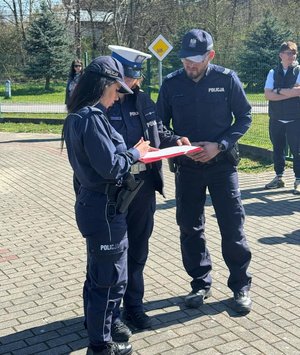 Na zdjęciu umundurowani policjanci.