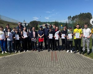 Na zdjęciu uczestnicy, organizatorzy i policjanci.