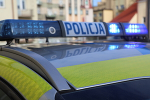 Na zdjęciu belka policyjnego radiowozu z napisem policja.