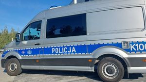 Na zdjęciu policyjna furgonetka.
