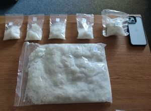 Na zdjeciu 5 małych woreczków i jeden duży z kryształami koloru mlecznego.