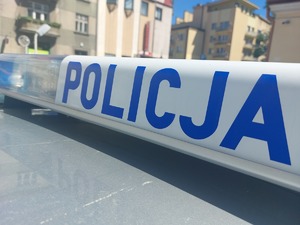 Na zdjęciu belka policyjnego radiowozu z napisem policja.
