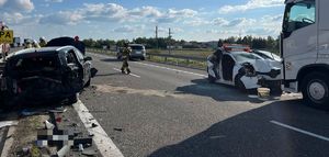Zdjęcie z wypadku na drodze S-19. Na zdjeciu rozbite pojazdy i pracownicy służb.