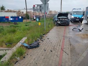 Na zdjęciu pojazdy biorące udział w wypadku i policyjny ambulans.