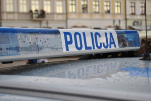 Na zdjęciu belka policyjnego radiowozu z napisem policja.
