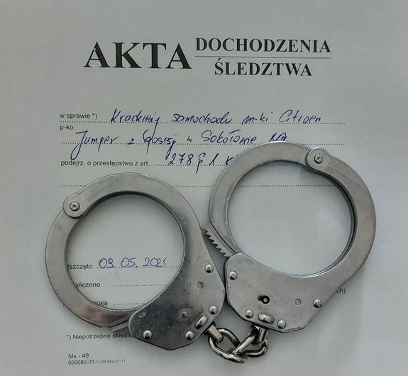 Na zdjęciu teczka na policyjne akta i kajdanki.