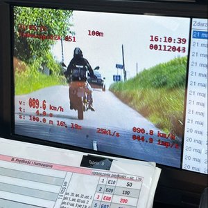 Na zdjęciu wyświetlacz policyjnego radaru, na którym zarejestrowano wykroczenie popełnione przez motocyklistę, dotyczące przekroczenia prędkości.