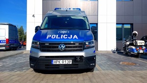 Na zdjęciu policyjna furgonetka.