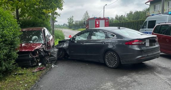 Na zdjęciu zdarzenie drogowe w Błażowej. Kierujący fordem na łuku drogi najprawdopodobniej stracił panowanie nad pojazdem, zjechał na przeciwległy pas i zderzył się z kierującą hondą. W tle wóz strażacki i policyjny ambulans.